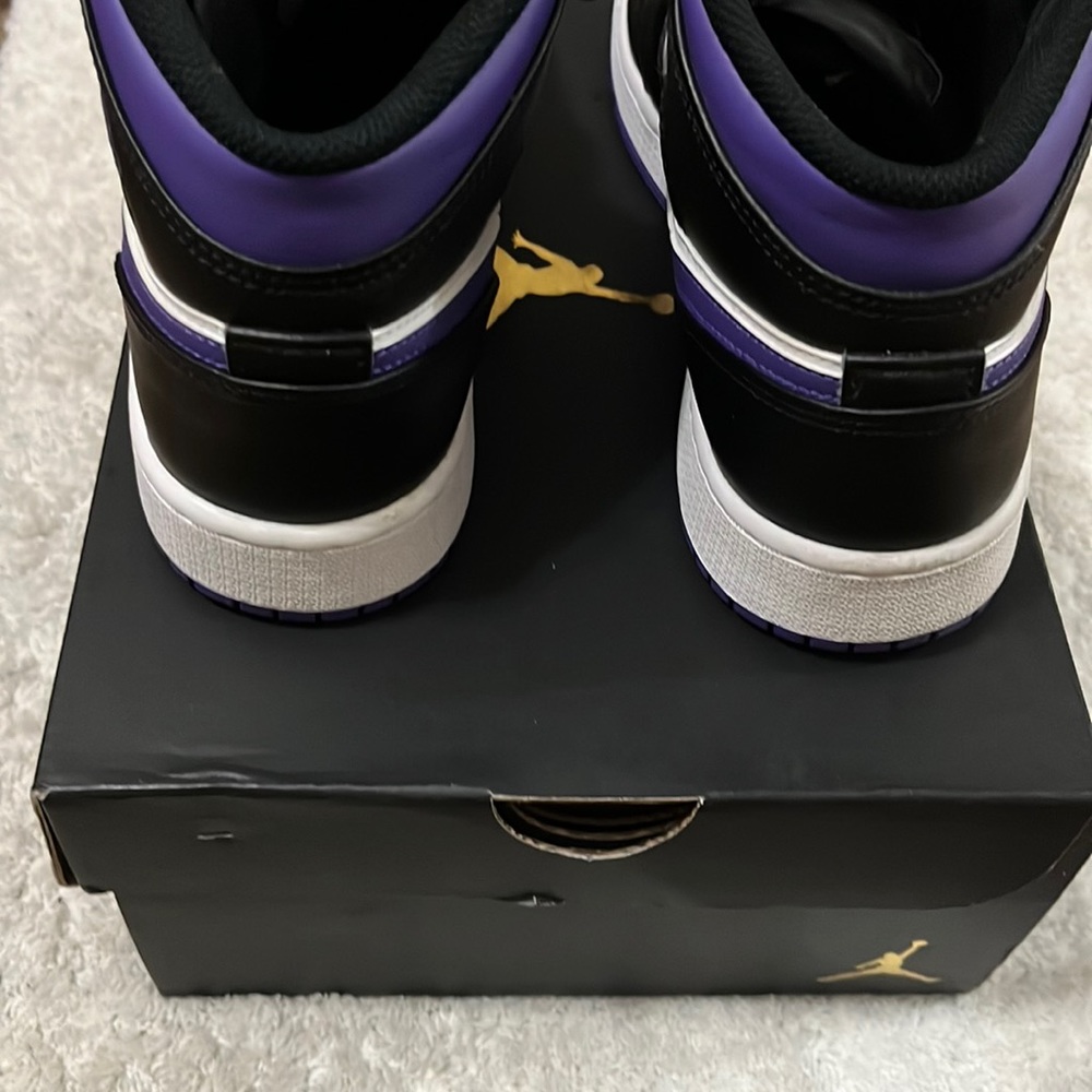 Air Jordan 1 MID(GS). Black/Purple/White.            Size:6Y